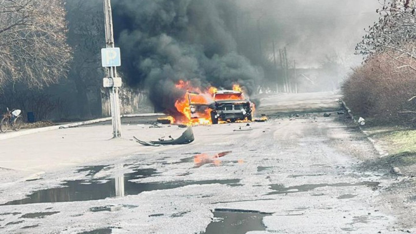 Під обстріл потрапило авто у Вовчанську 16 травня