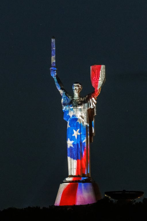 Батьківщина-мати у Києві у День незалежності США 4 липня