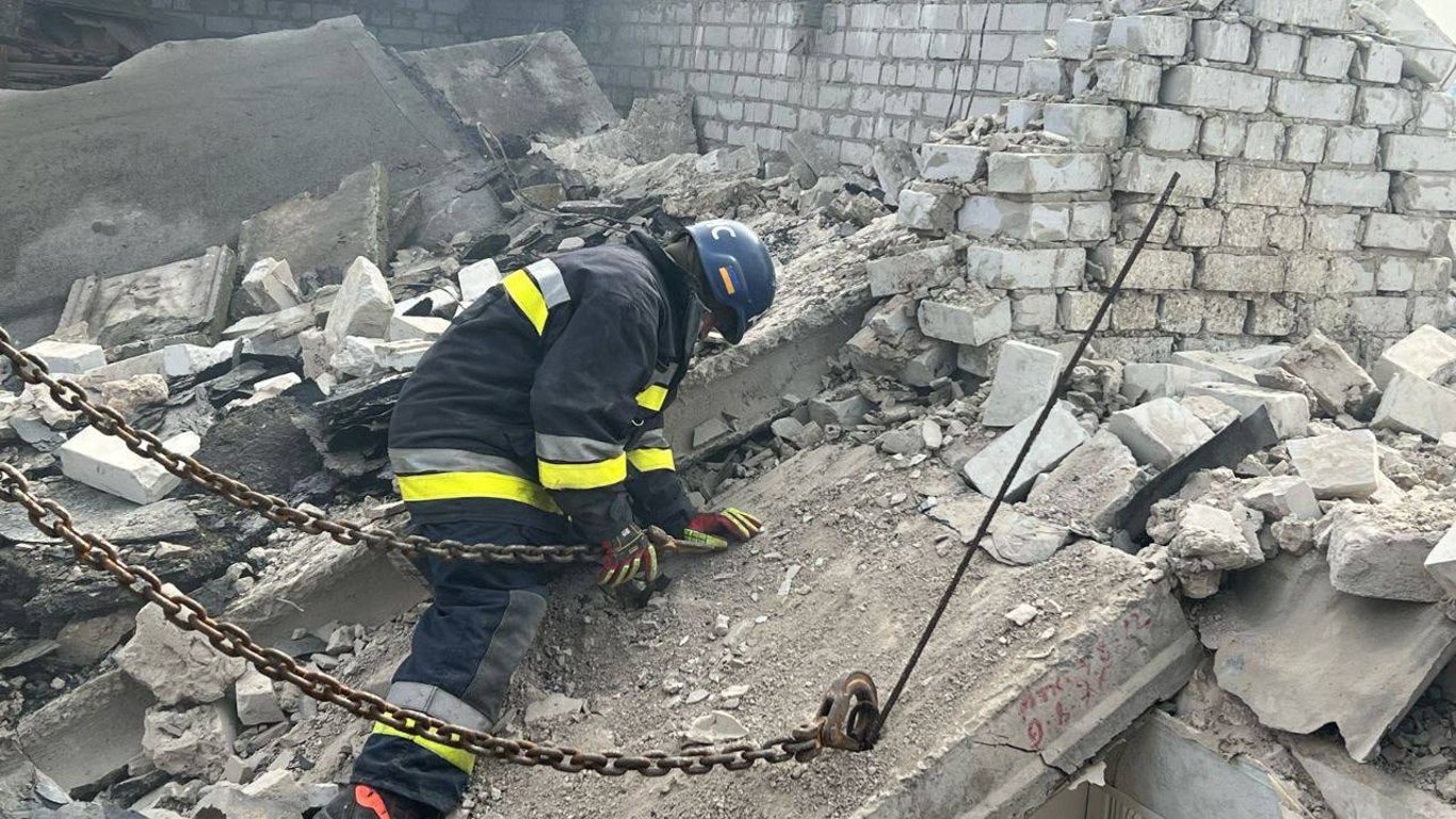 Удар "шахеда" по многоэтажке в Днепре — под завалами обнаружили тело мужчины