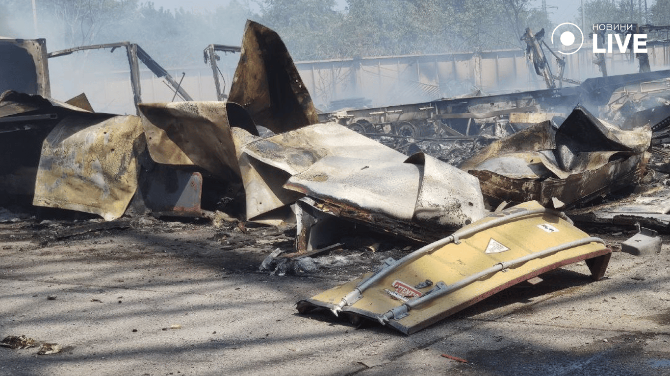 Уламки знищених автівок. Фото: Новини.LIVE