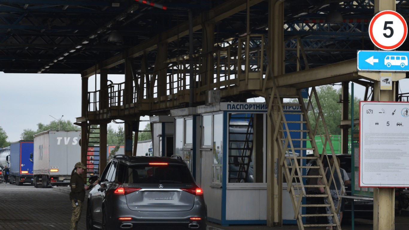 На КПП з Польщею, Словаччиною та Угорщиною затори: черги на кордоні