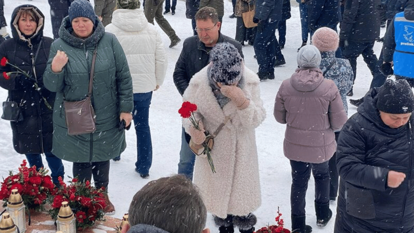 У Дніпрі вшановують пам’ять жертв ракетного удару росіян по багатоповерхівці