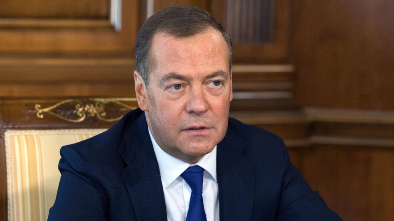 Медведев истерически призвал к уничтожению Зеленского и его окружению