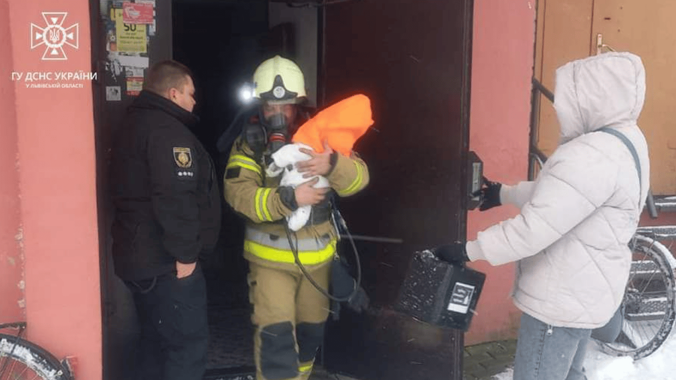 На Львівщині рятувальники винесли немовля з вогню