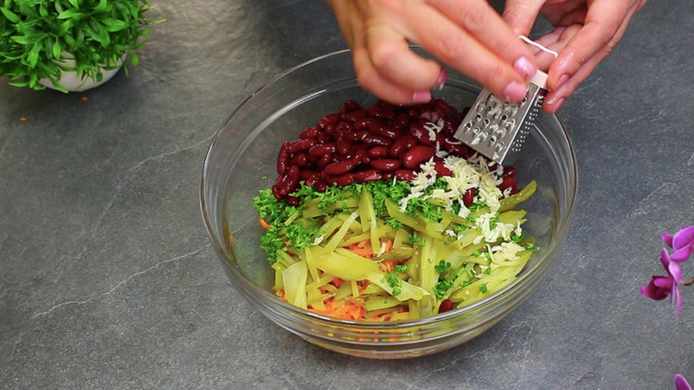 смачний ситний пісний салат з овочами