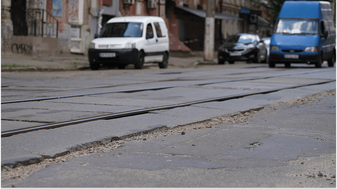 В Одессе асфальт сошел со снегом: состояние дорог в городе