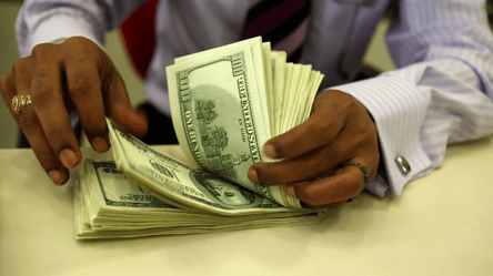 Доллар "делает погоду" — что происходит с курсом на черном рынке - 285x160