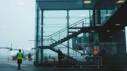 "Влетите" на штраф — де не варто фотографуватись в аеропорту - 285x160