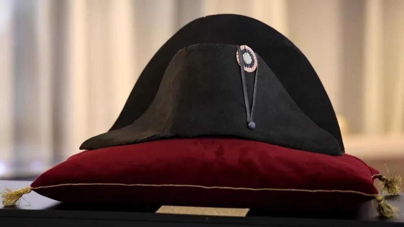В Париже на аукционе продали шляпу Наполеона почти за 2 миллиона евро