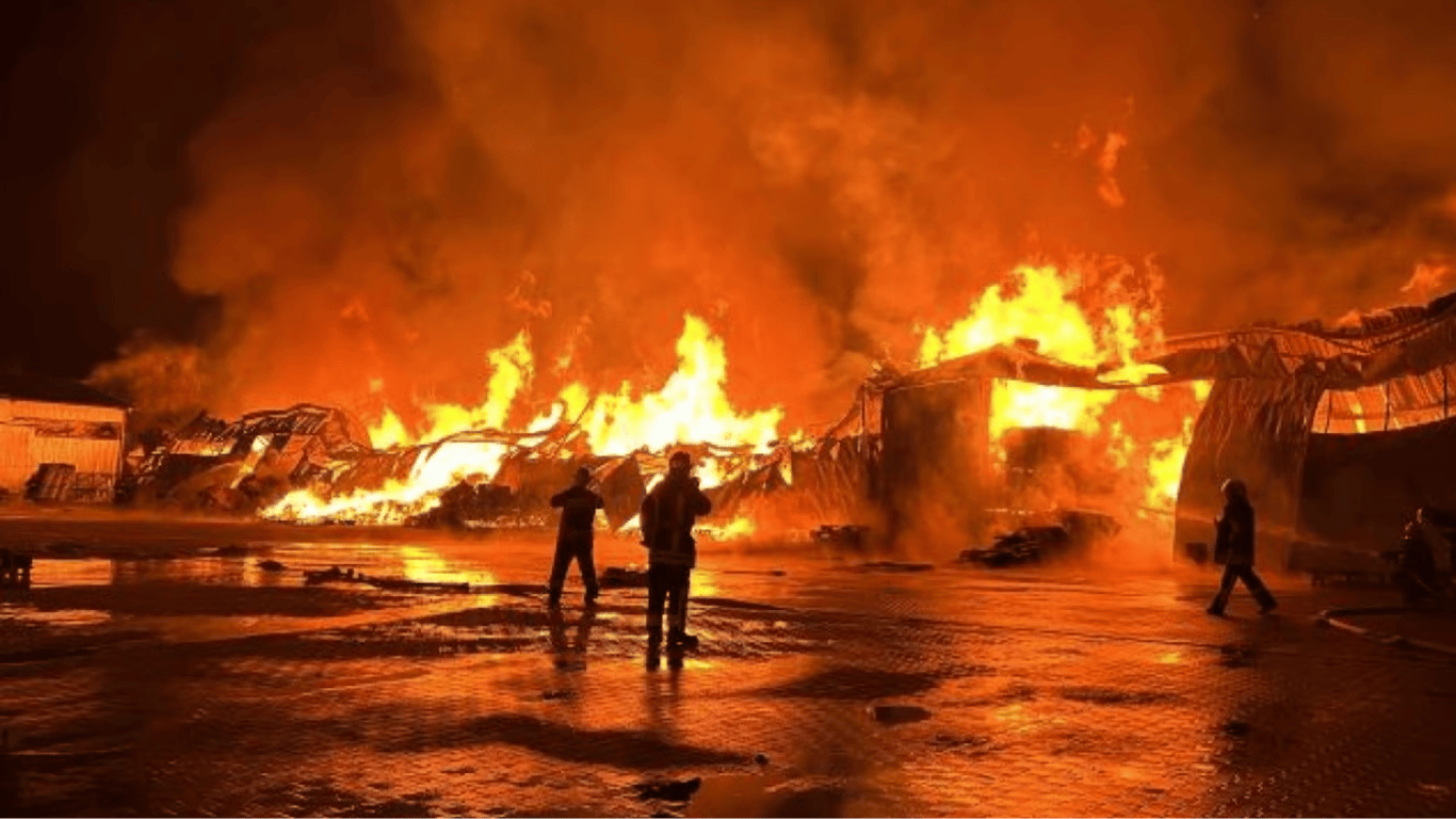 Пожар в Киеве 18 июля — на Позняках загорелся супермаркет