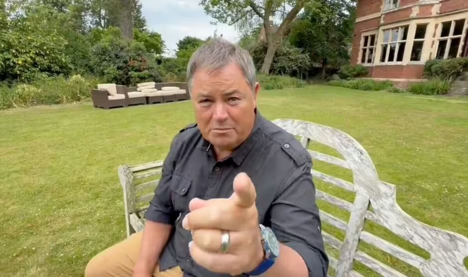 Ведучий телепередачі Wheeler Dealers Майк Брюер.