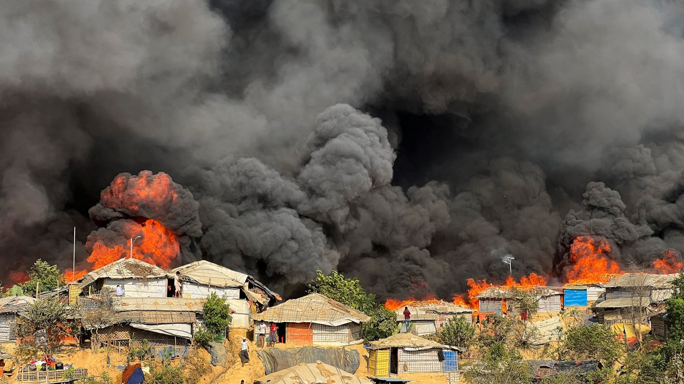 У Бангладеш сталася масштабна пожежа у таборі для біженців: сотні будівель вигоріли вщент