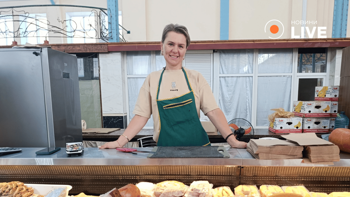 Продавчиня Ольга про копчену продукцію та напівфабрикати. Фото: Новини.LIVE