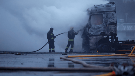 Россияне атаковали предприятие на Тернопольщине: произошел пожар - 290x166