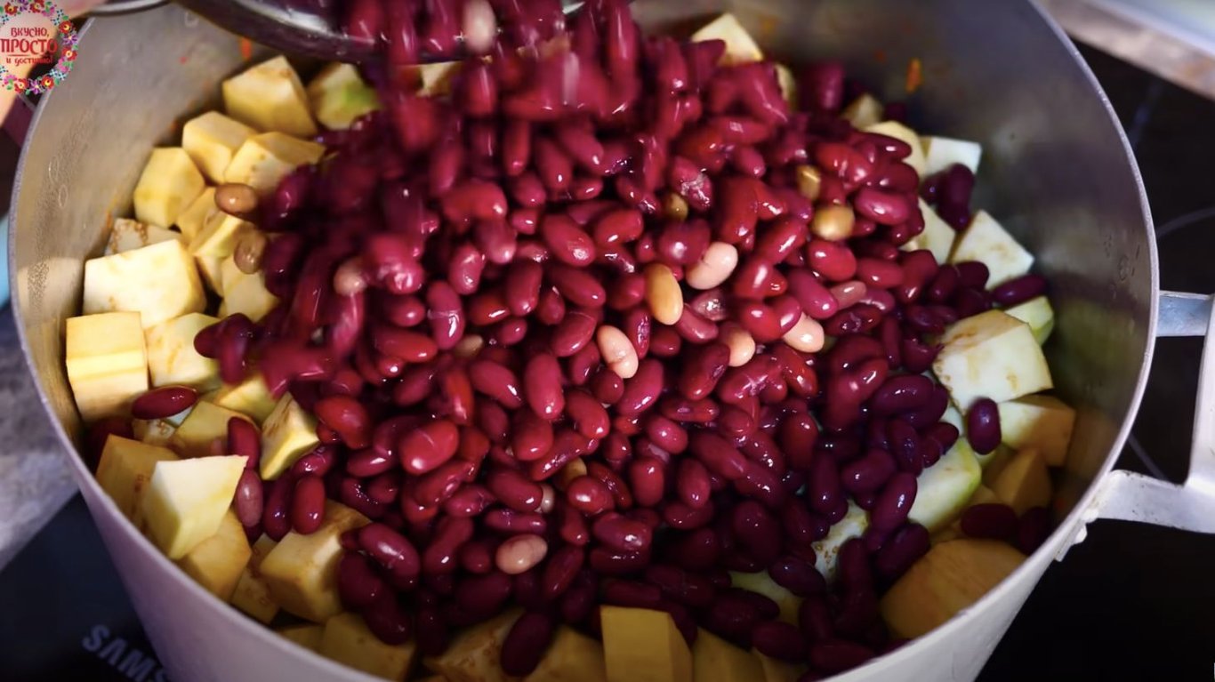 заготівля на зиму з баклажанами та квасолею