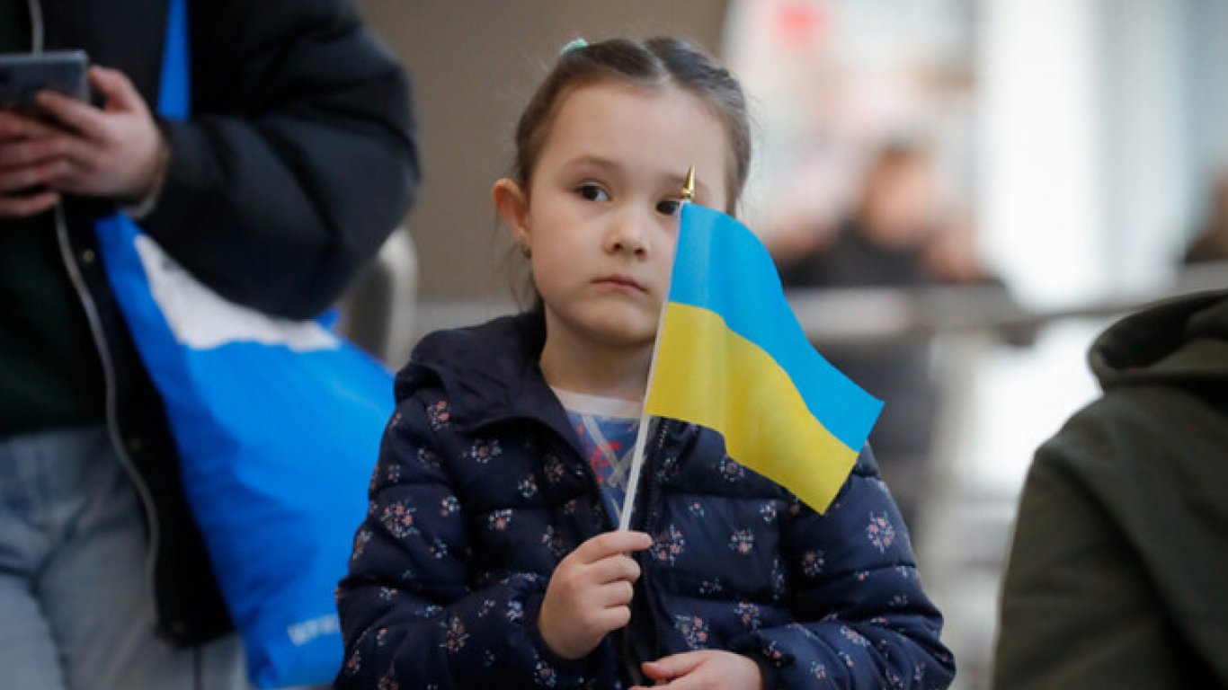 Помощь детям — маленьким украинцам выплатят деньги за границей