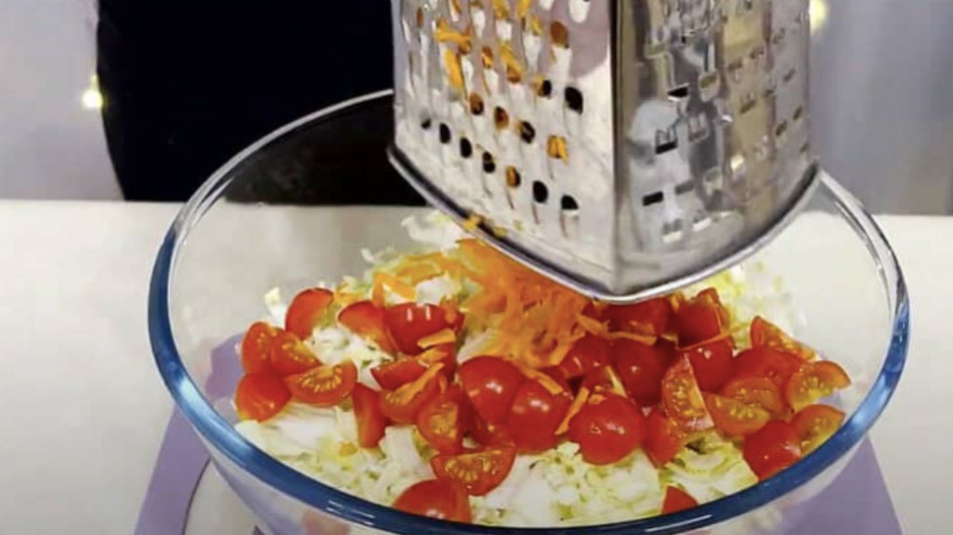 смачний салат з пекінською капустою