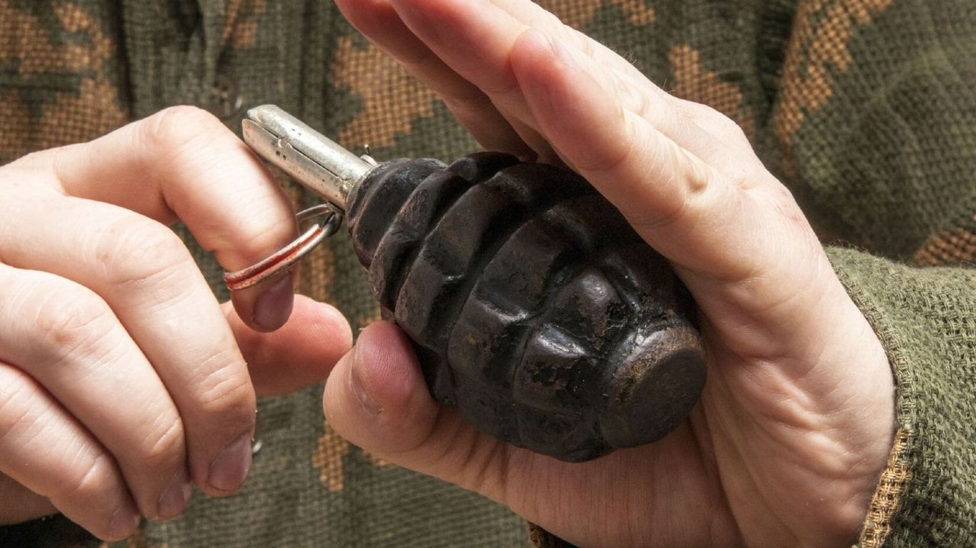 Хотел "решить конфликт" — в Киеве мужчина угрожал соседу гранатой