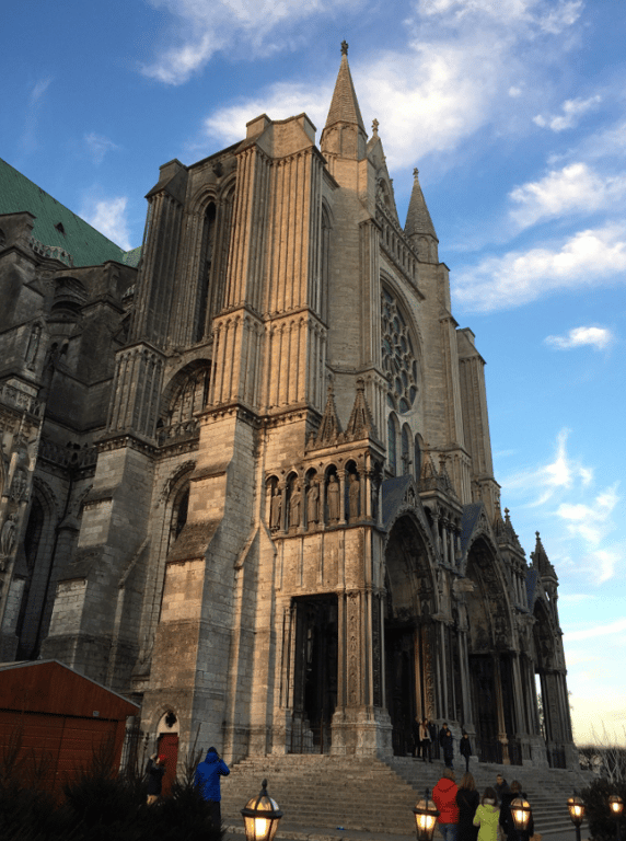 Місто у Франції за годину їзди від Парижа без натовпів туристів - фото 1