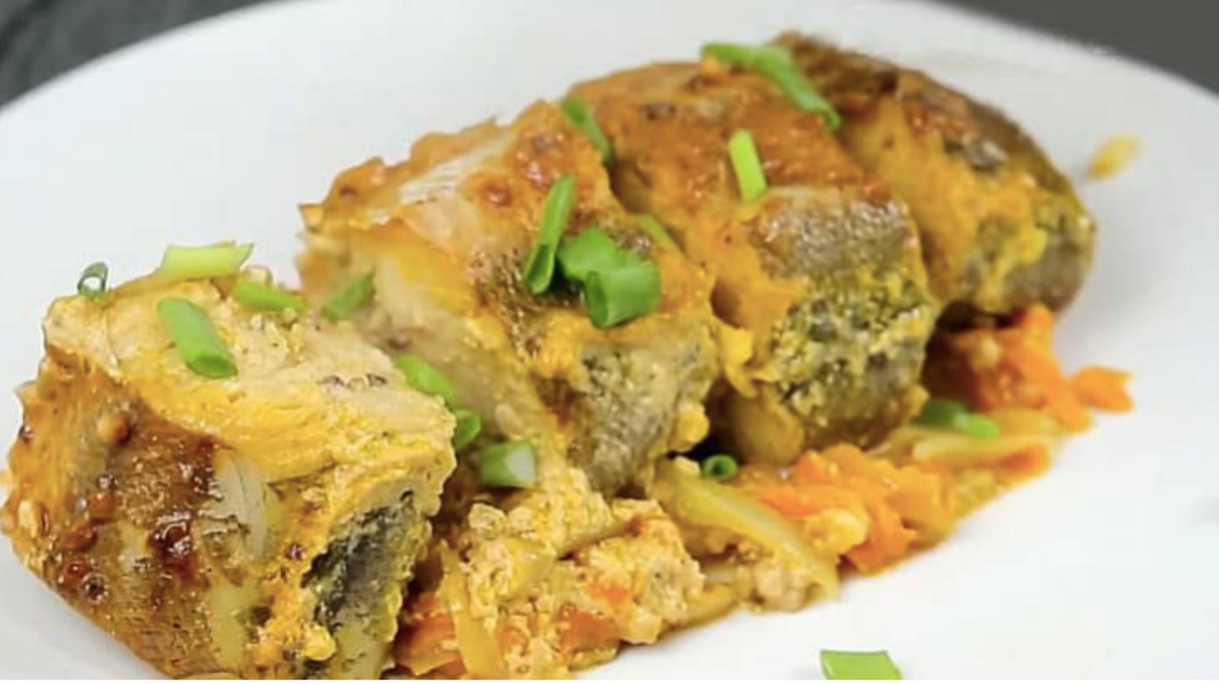 простий рецепт хеку з овочевою подушкою, маринадом із майонезу