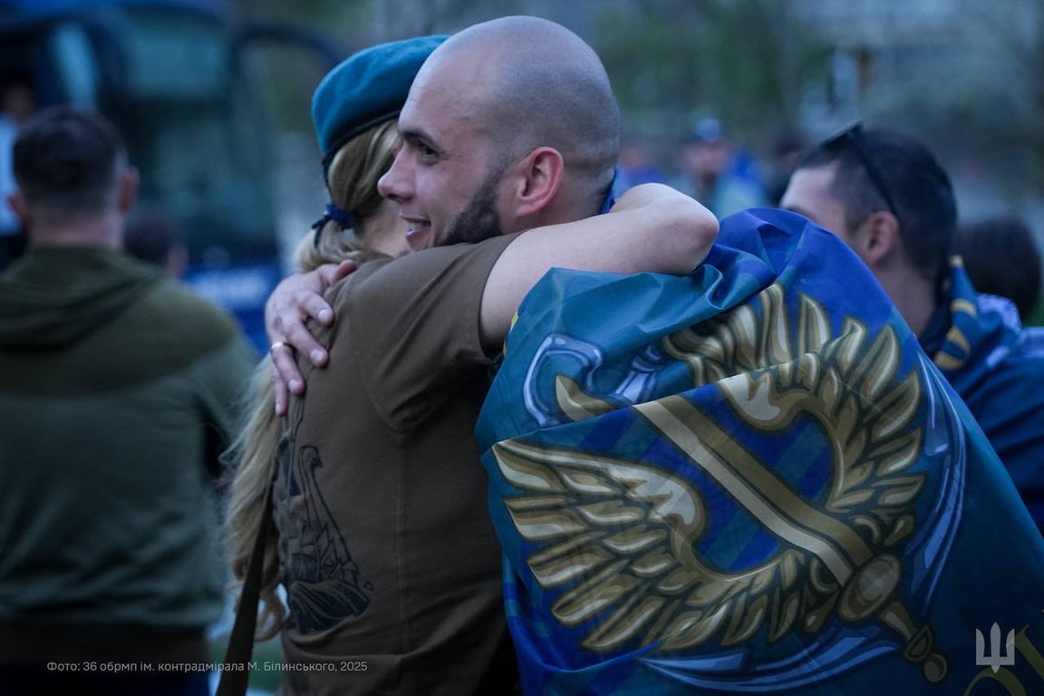 Миколаївські морпіхи повернулися з полону — фото зустрічі - фото 2