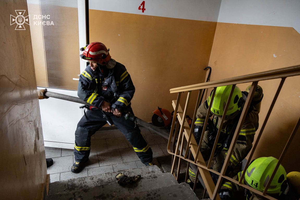 Рятувальники в Києві