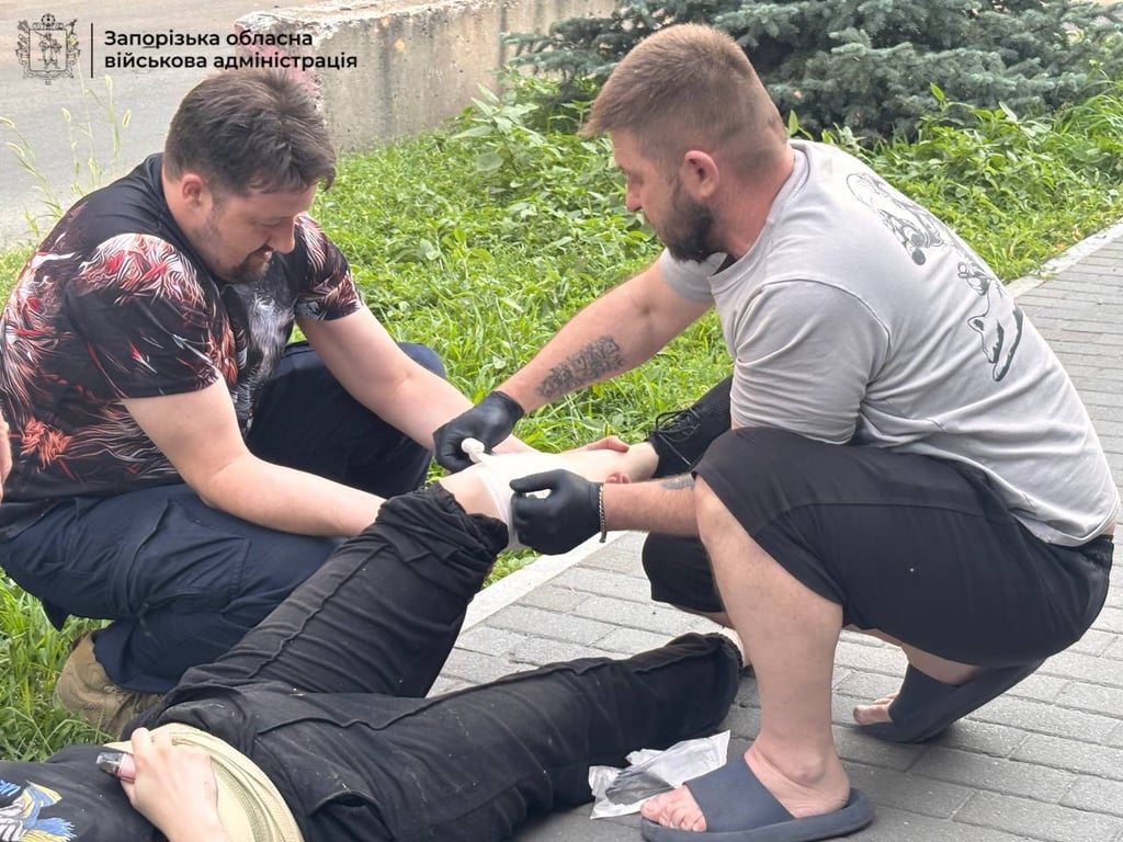 Обстріл Запоріжжя: є загиблі та поранені, серед постраждалих дитина - фото 2