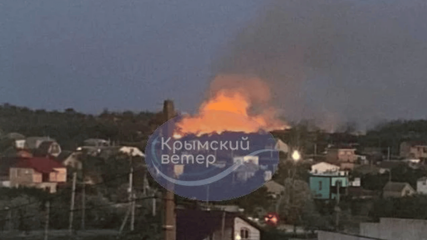 Взрывы в Крыму — в городе Щелкино пожар