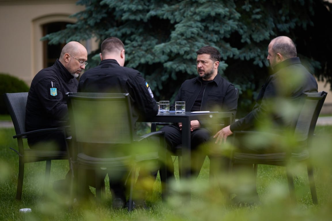 Президент України Володимир Зеленський, керівник Офісу Президента Кирило Буданов, Секретар РНБО Рустєм Умєров та голова Міністерства енергетики Денис Шмигаль під час спеціальної наради в Києві в суботу, 30 травня 2026 року 