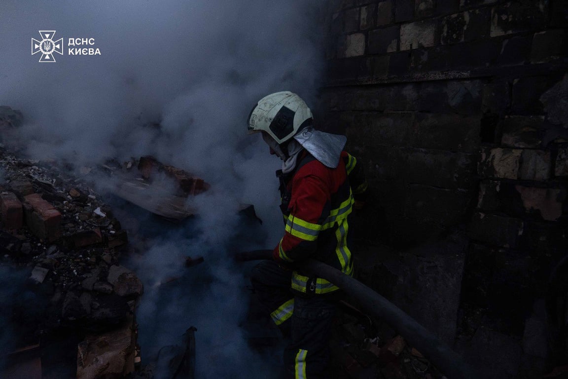  Рятувальники розбирають завали після ракетного удару в Оболонському районі Києва
