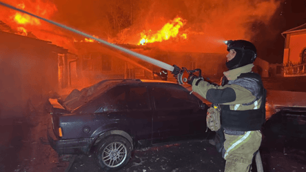 Дніпро під ударом РФ — пошкоджені адмінбудівля та авто - 304x171