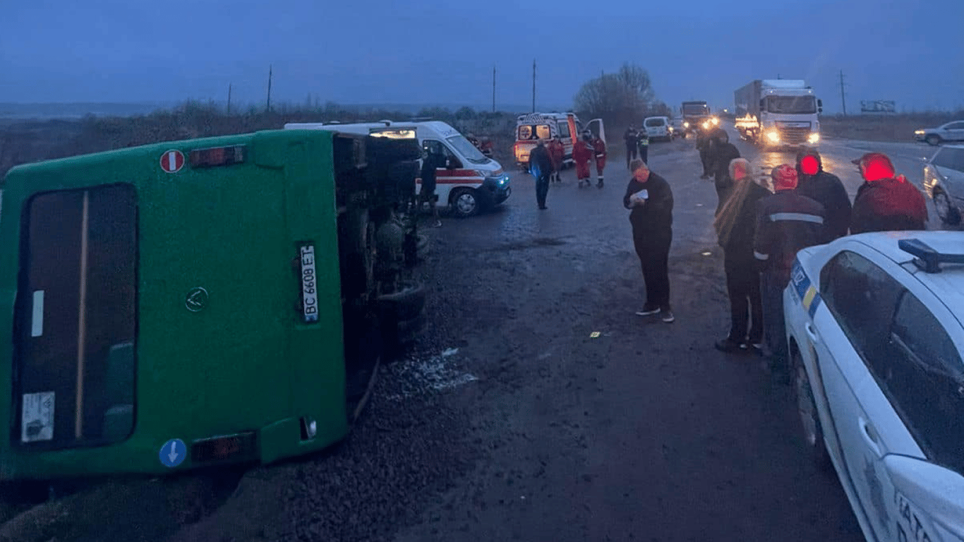 На Львовщине произошло масштабное ДТП с участием автобуса — 16 пострадавших