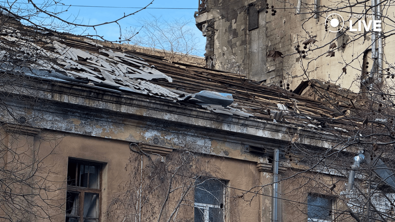 Пошкоджена покрівля будинку