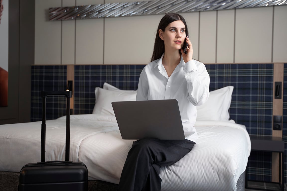 The flight attendant reveals how to check if a hotel room is safe — photo 1