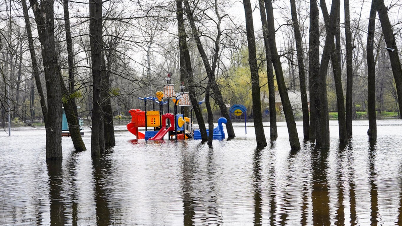 Синоптики советуют готовиться не к теплу, а к наводнению: полный прогноз погоды в Украине на завтра