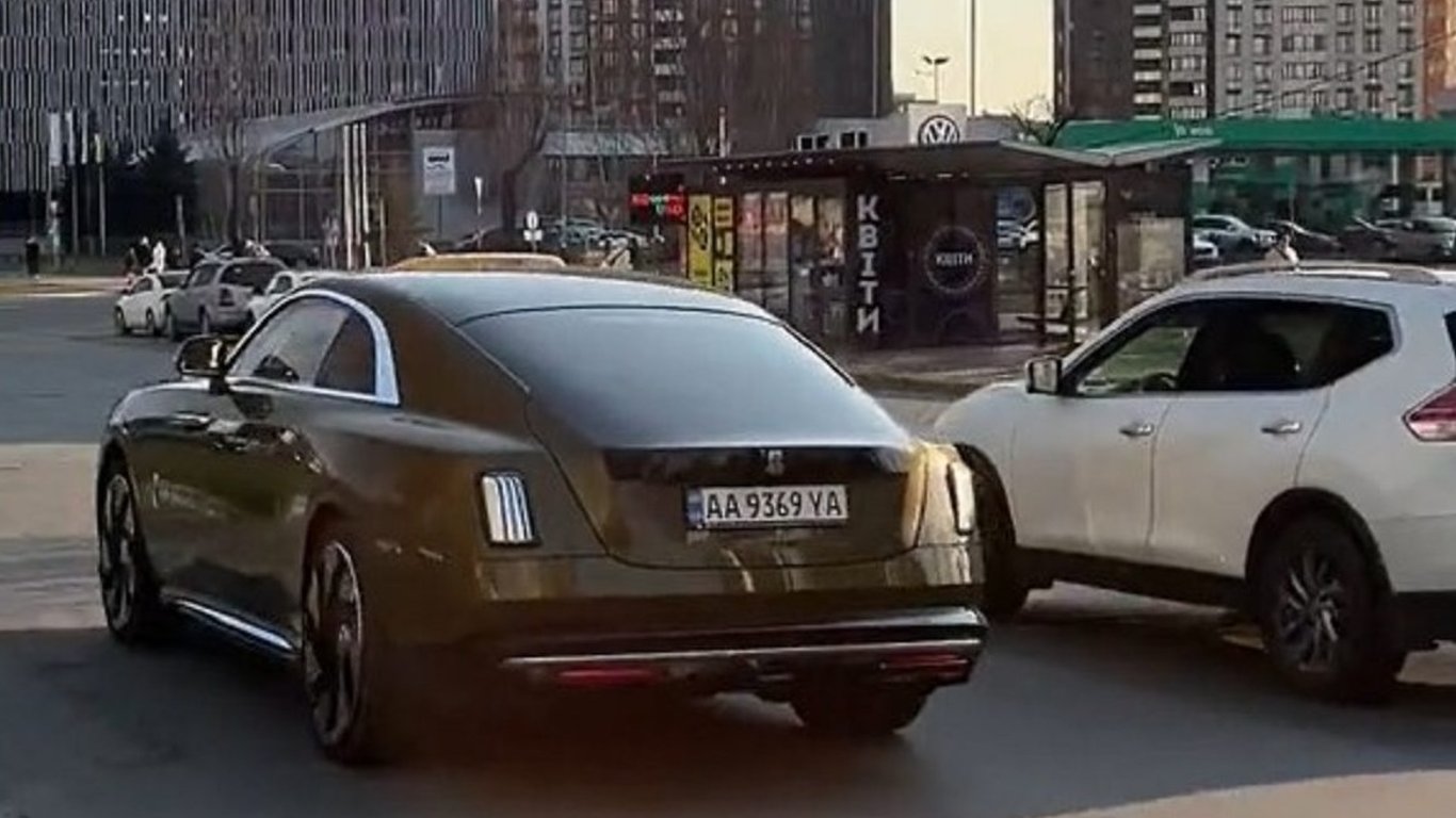 В Киеве заметили дорогостоящий электрокар Rolls Royce — стало известно, кто его владелец