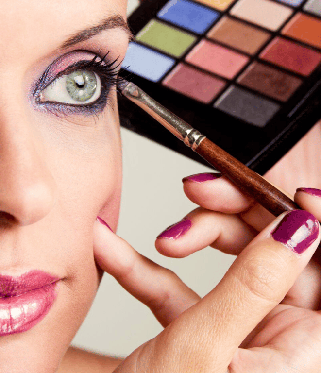 Гарний макіяж з ледь помітним сяйвом в тренді