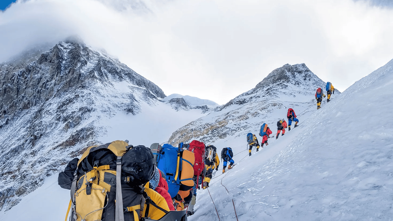 Біля Евересту розбився гелікоптер із туристами: є загиблі