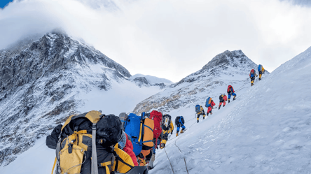 Біля Евересту розбився гелікоптер із туристами: є загиблі - 285x160