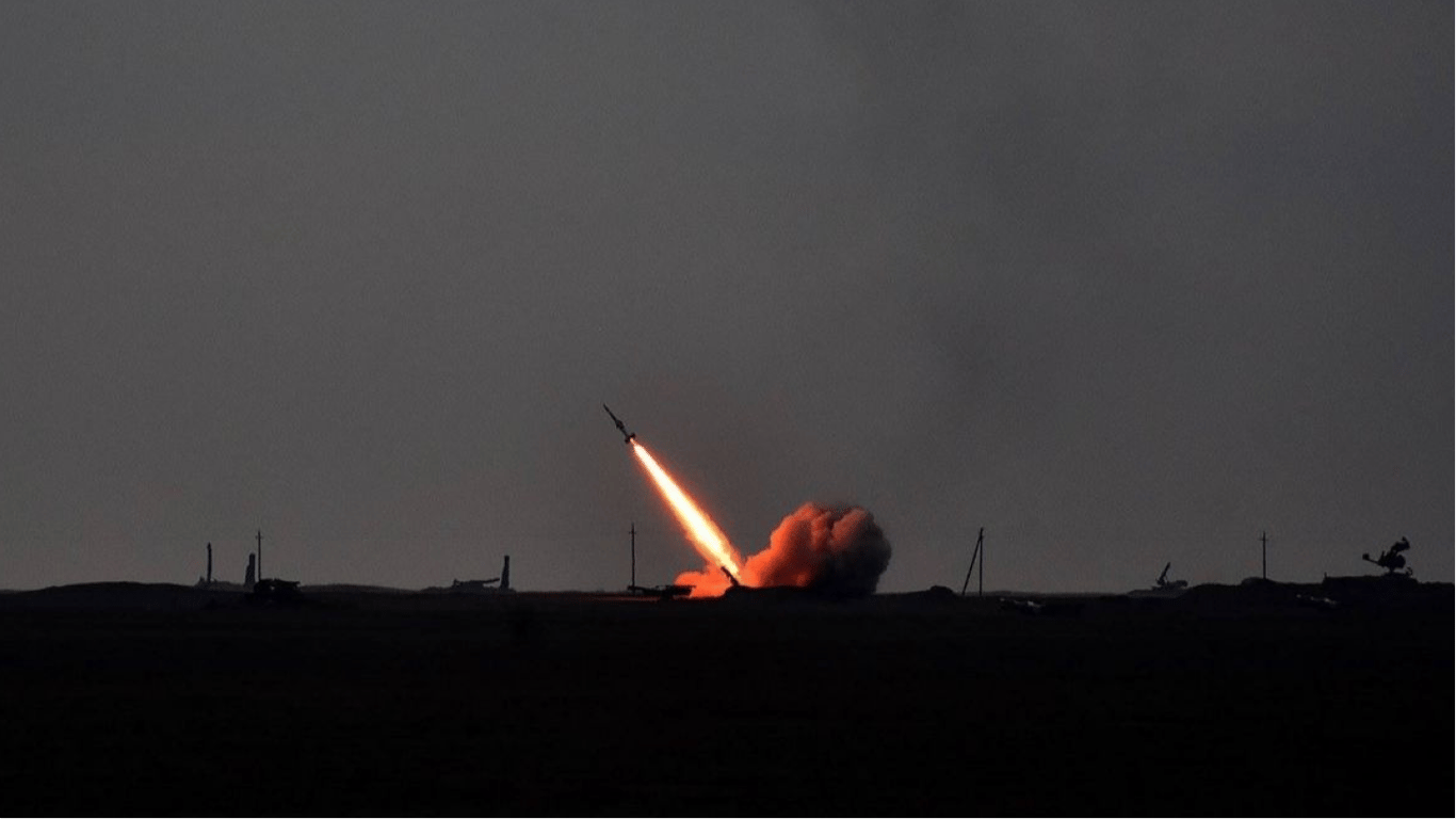 В Ивано-Франковской области сбили ракету, обломки вызвали пожары