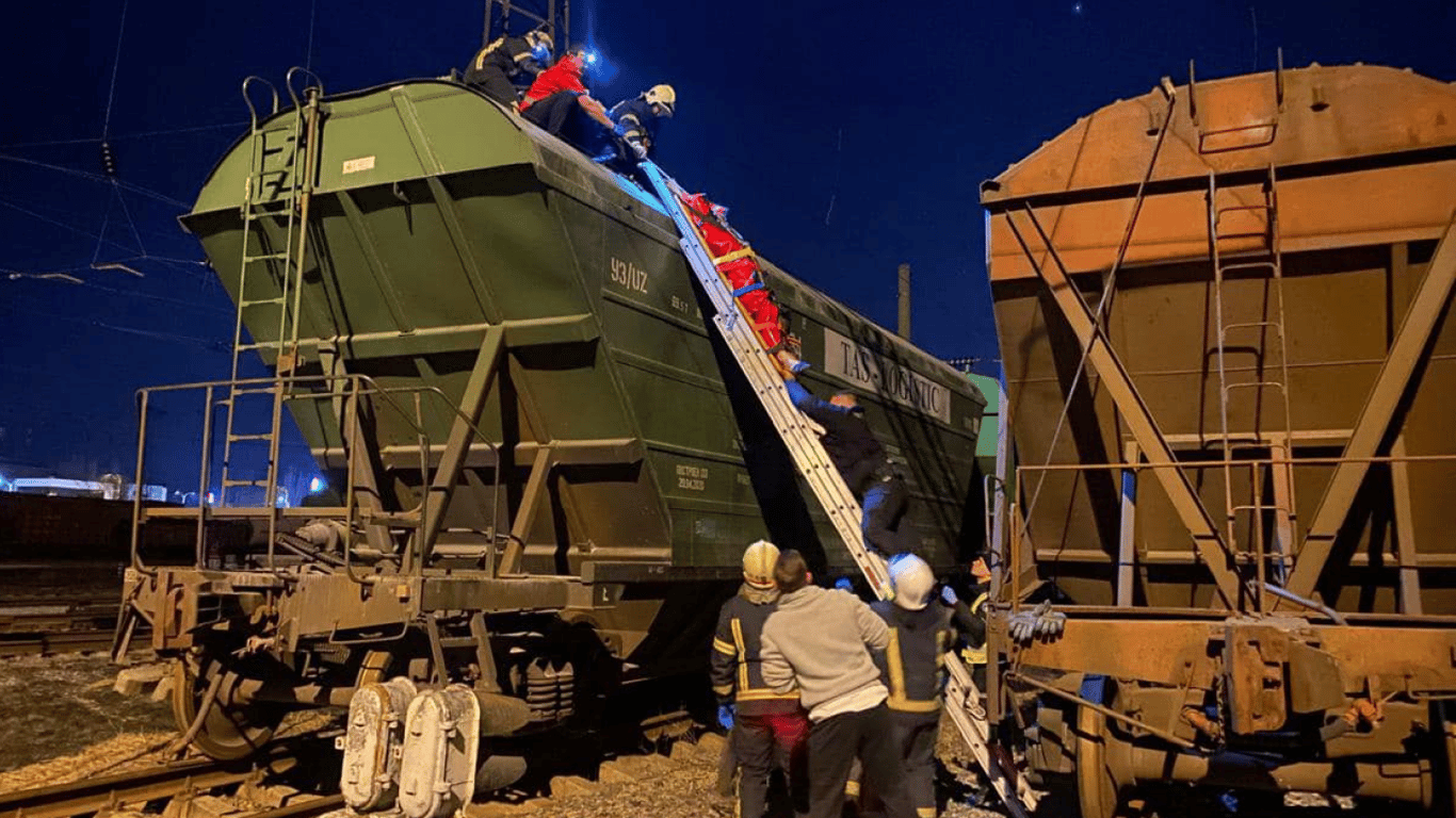 В лікарні в Одесі помер хлопець, якого вдарило струмом на потязі