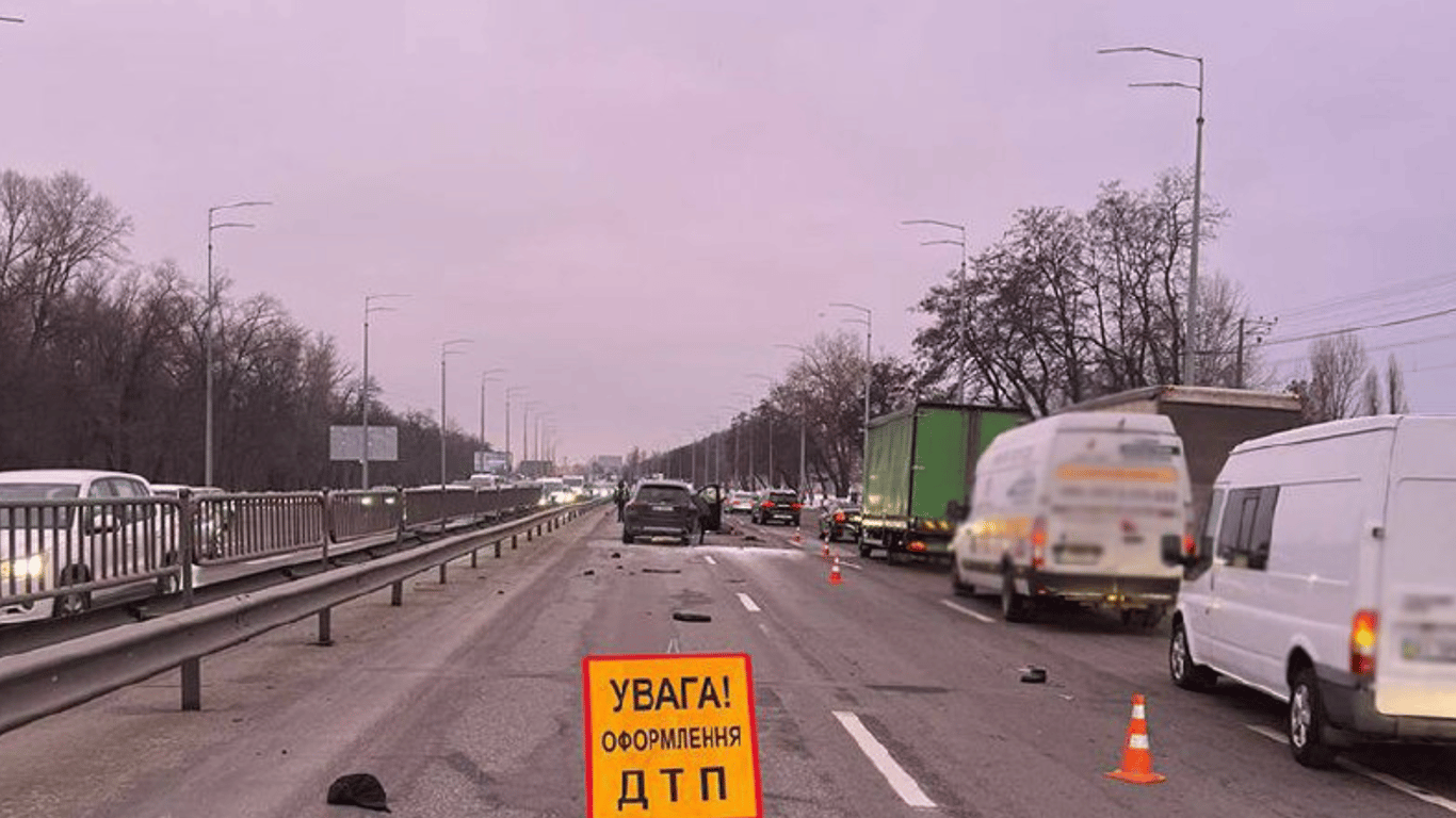 В Киеве водитель наехал на пешехода и столкнулся с автомобилем — есть погибший