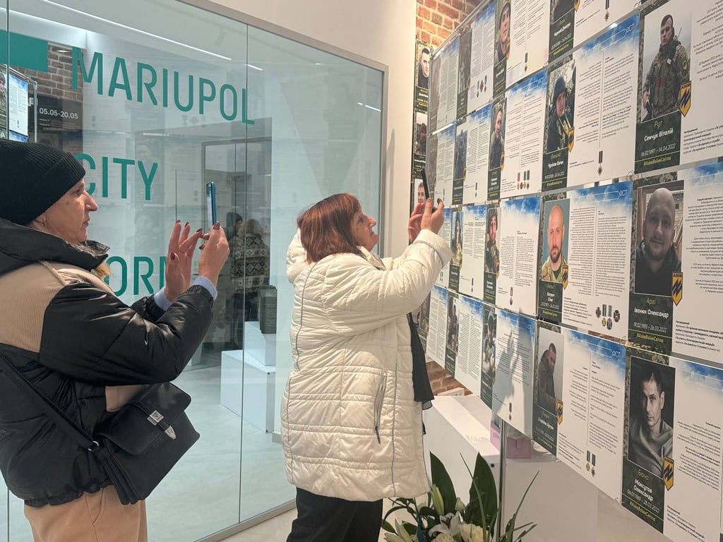 У Львові відкрили виставку на честь героїв "Азову" — фото - фото 3