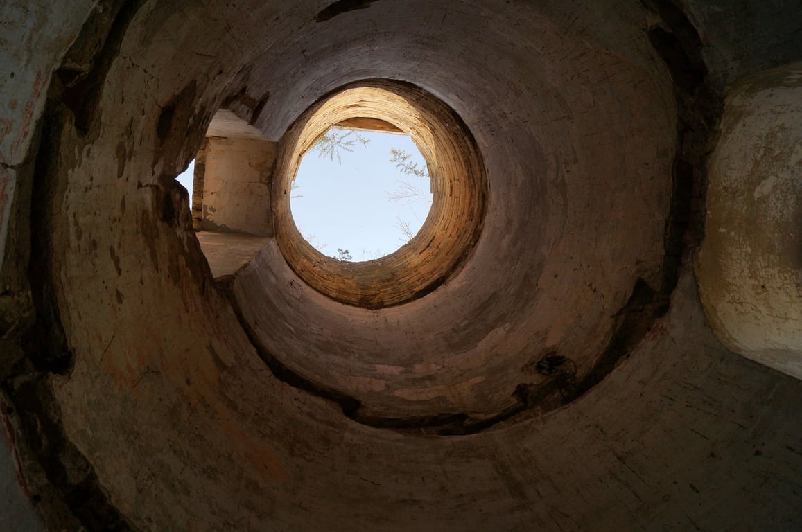  Панорамний вигляд руїн костелу німецьких колоністів серед степового ландшафту Одещини.