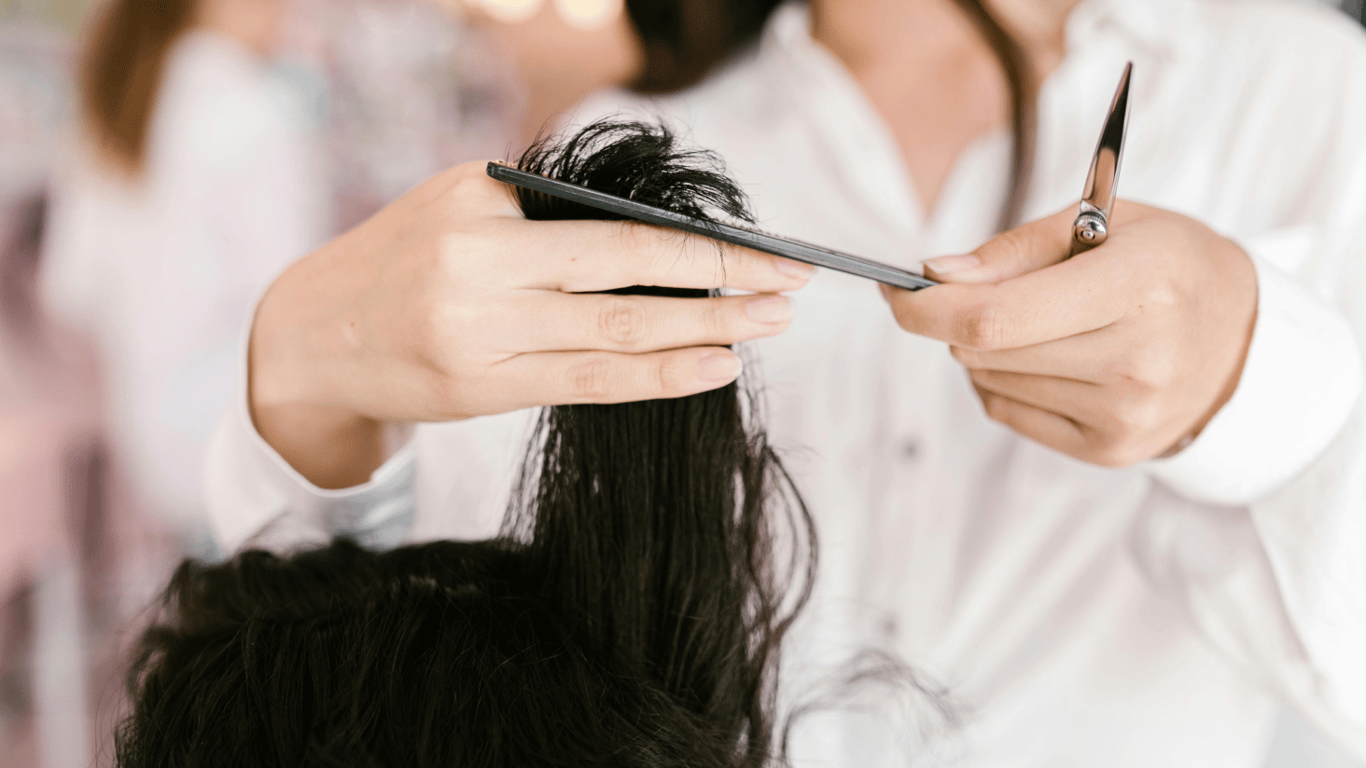 Какие даты неблагоприятны для стрижки в декабре 2025 года