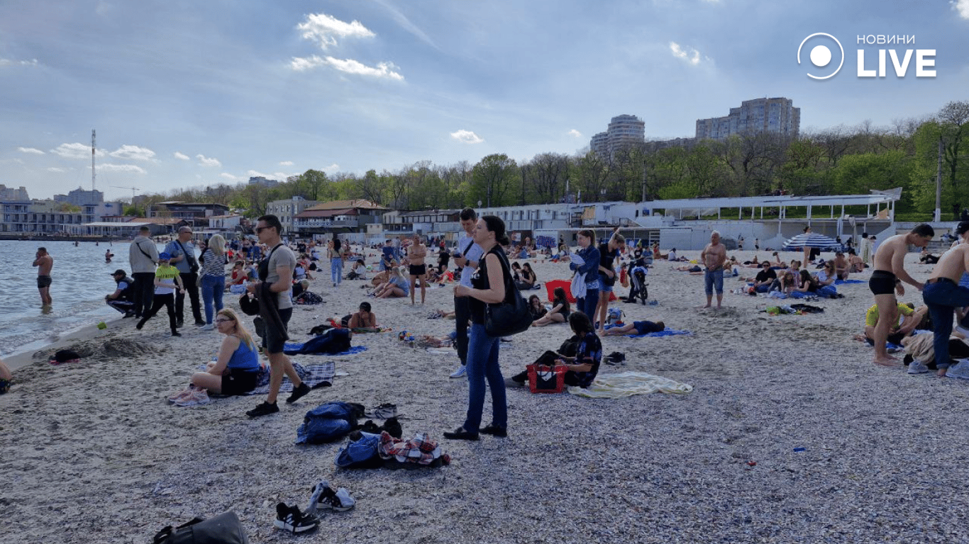 Хтось купається, а хтось займається риболовлею — на одеському узбережжі сьогодні людно - фото 1