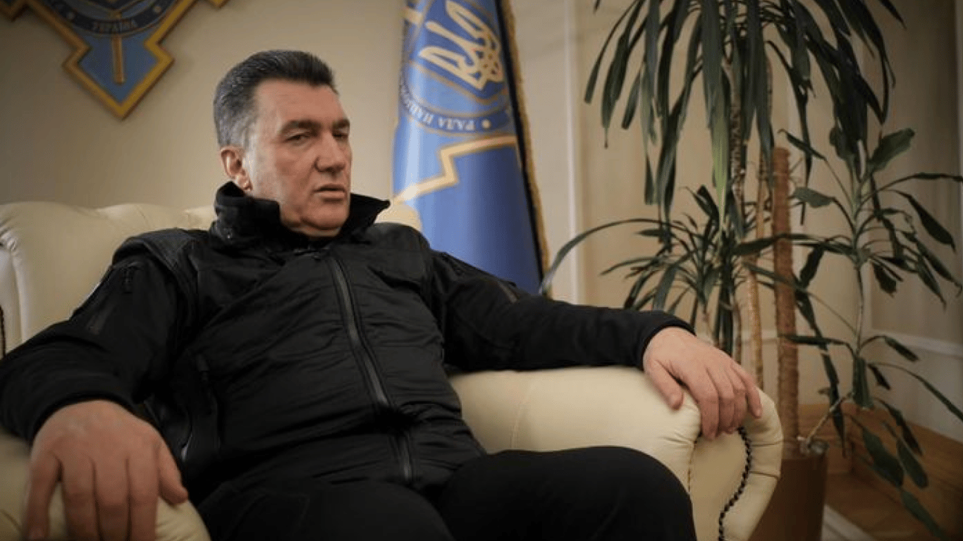 Лишат мандатов: Данилов прокомментировал отдых нардепов за границей