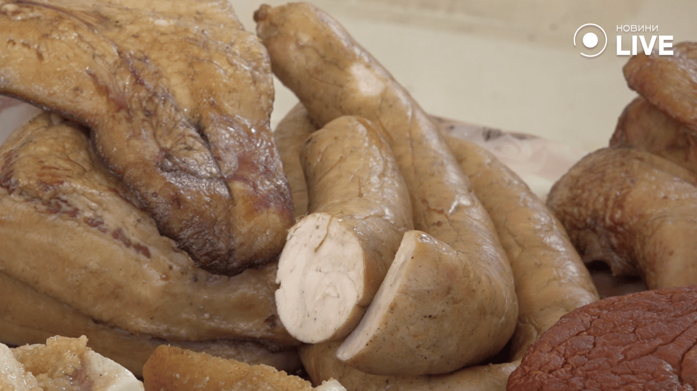 Ковбасні вироби на базарі 