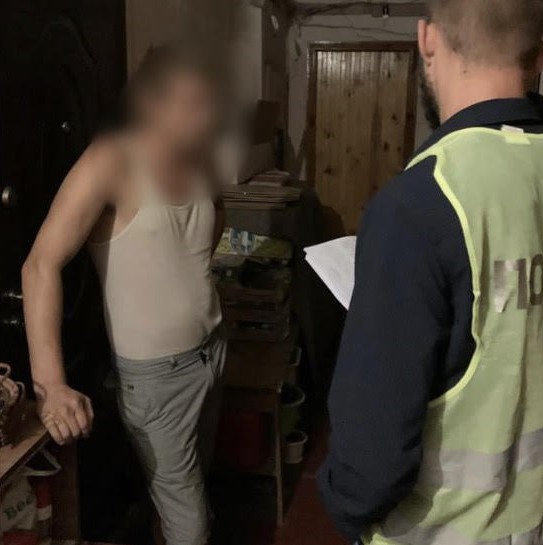 Правоохранитель и задержанный фигурант в Киеве