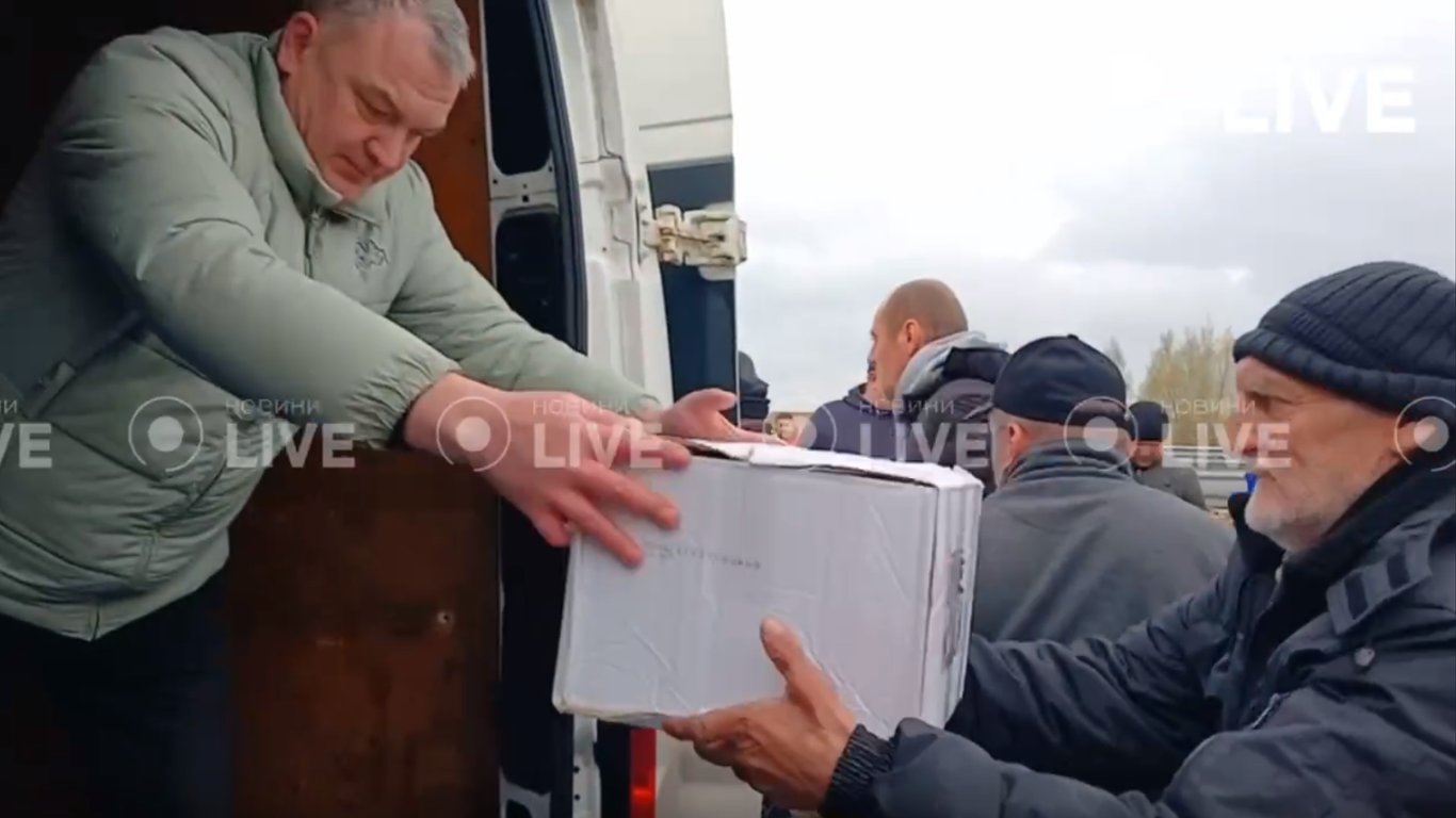 Водіям з України, які стоять на кордоні у Польщі, привезли їжу та медикаменти